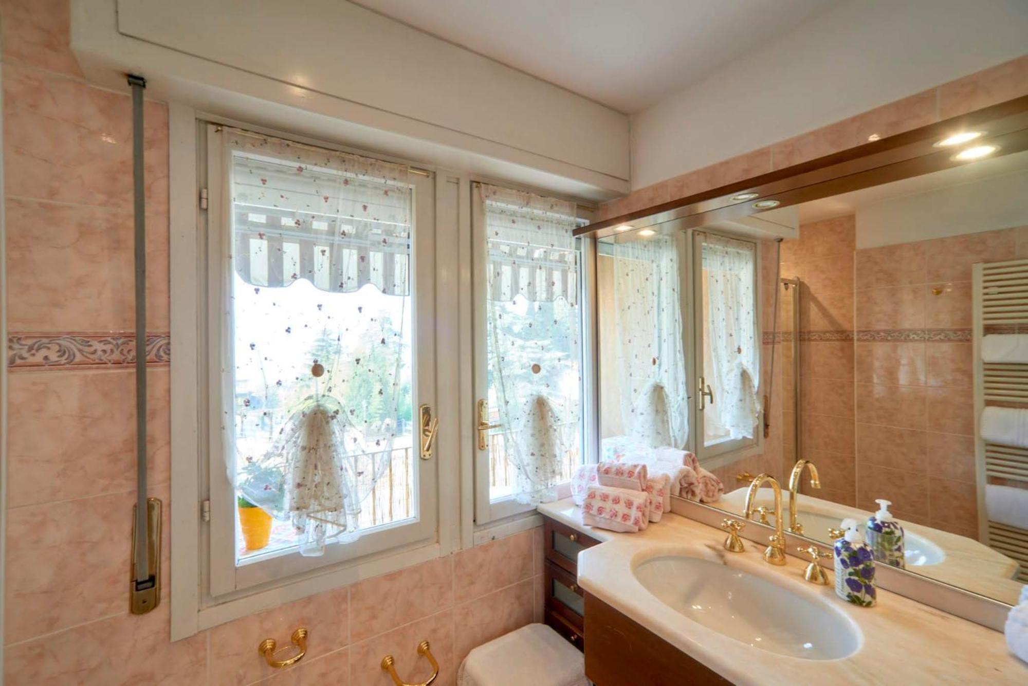 Tosca House 2 Bed and Breakfast Varenna Buitenkant foto