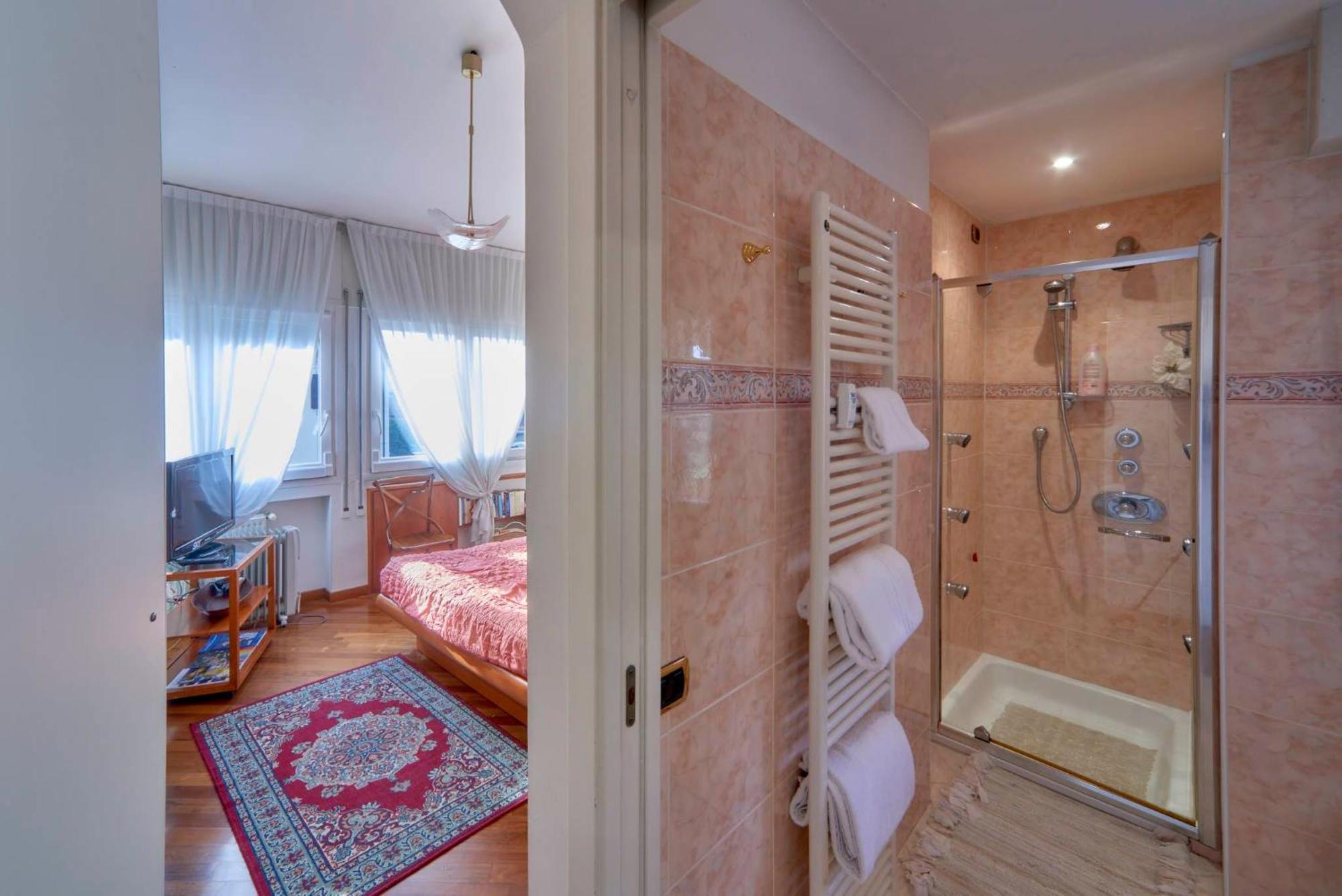Tosca House 2 Bed and Breakfast Varenna Buitenkant foto