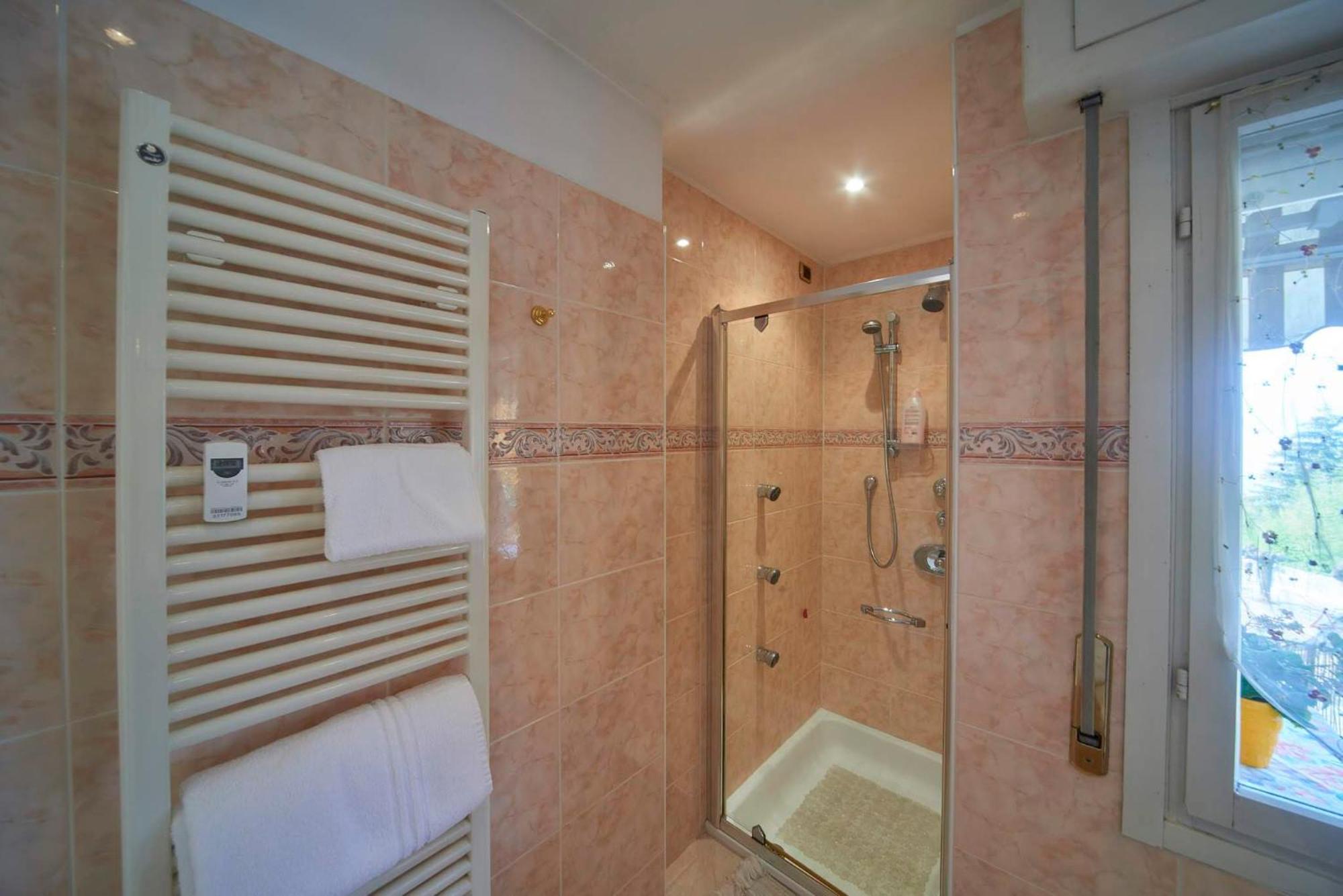 Tosca House 2 Bed and Breakfast Varenna Buitenkant foto